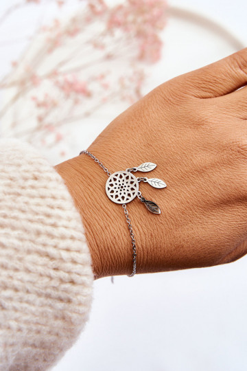 La pulsera es plateada.