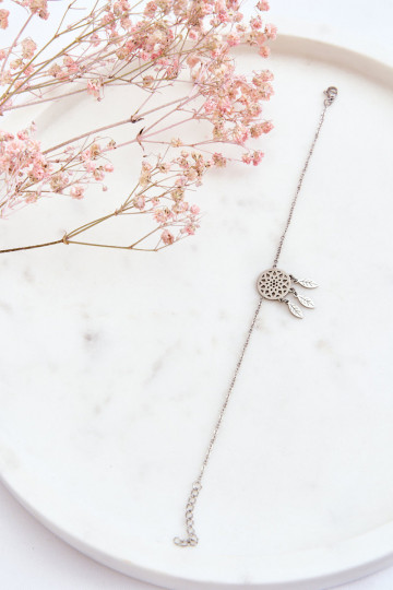 La pulsera es plateada. 2