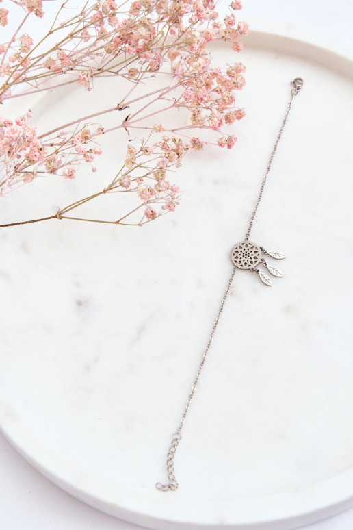 La pulsera es plateada. La pulsera es plateada.