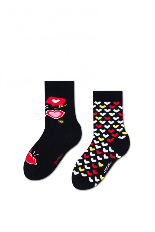 Un par de calcetines de colores.