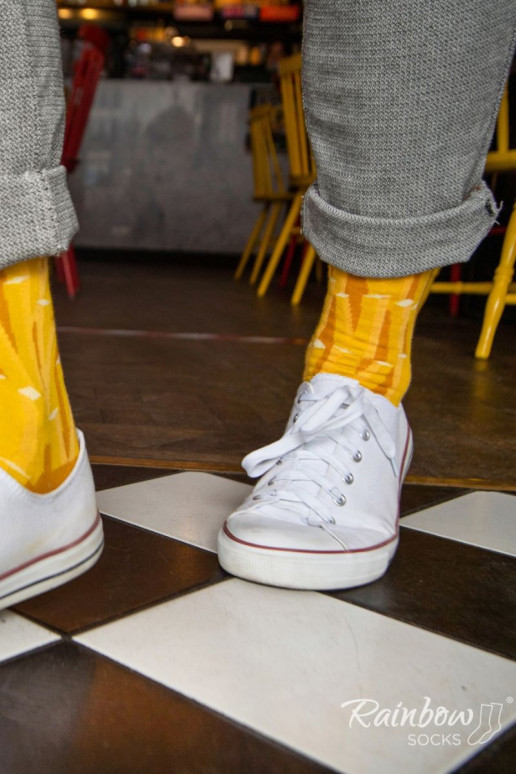 2 pares de calcetines de colores en una caja