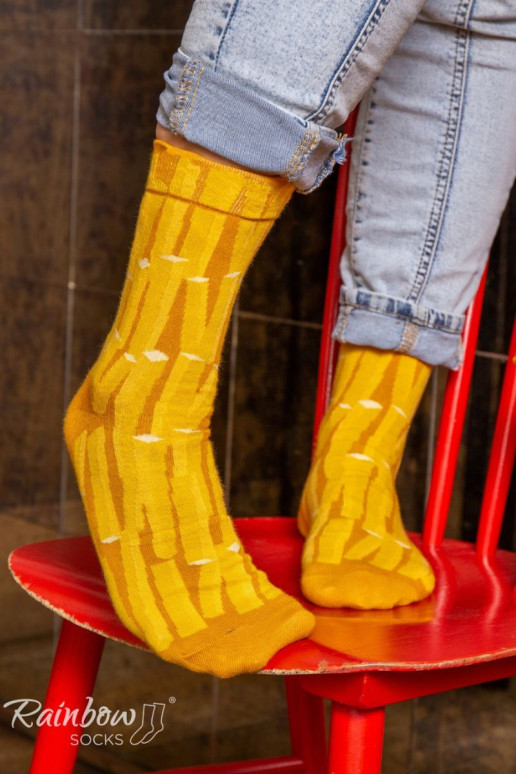 2 pares de calcetines de colores en una caja