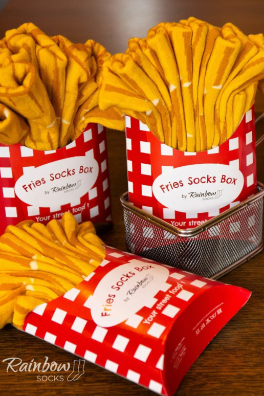 2 pares de calcetines de colores en una caja 2 pares de calcetines de colores en una caja