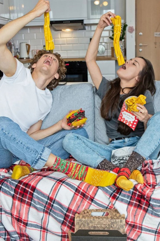 4 pares de calcetines de colores en una caja. 4 pares de calcetines de colores en una caja.