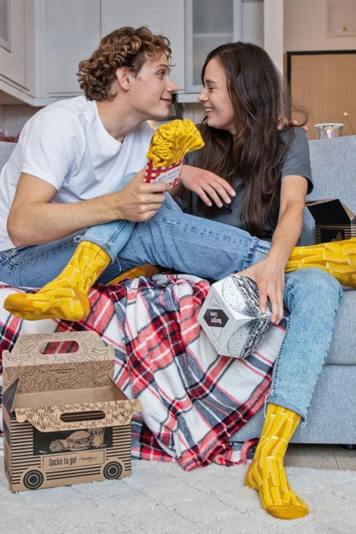 4 pares de calcetines de colores en una caja. 4 pares de calcetines de colores en una caja.