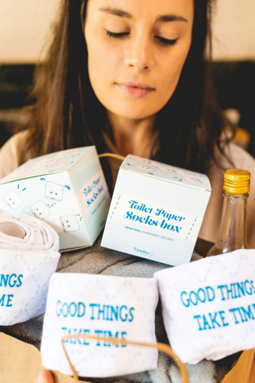 2 pares de calcetines de colores en una caja 2 pares de calcetines de colores en una caja