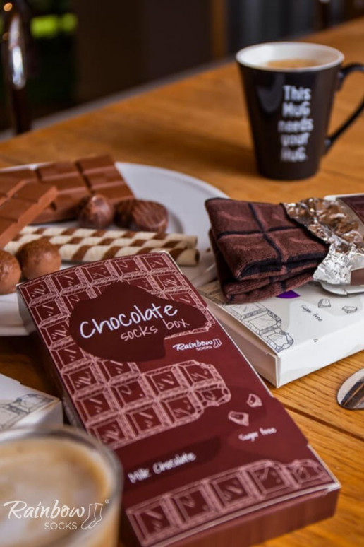 par de calcetines de colores en una caja. par de calcetines de colores en una caja.
