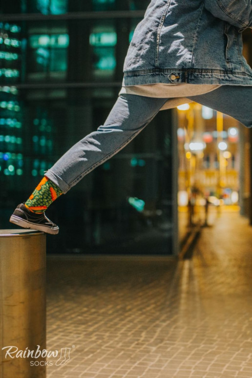 2 pares de calcetines de colores en una caja