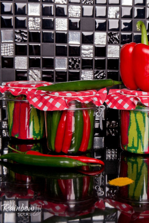 2 pares de calcetines de colores en una caja