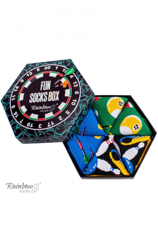 3 pares de calcetines de colores en una caja. 3 pares de calcetines de colores en una caja.