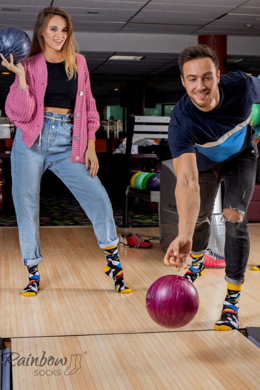 3 pares de calcetines de colores en una caja. 3 pares de calcetines de colores en una caja.