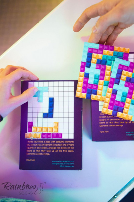 2 pares de calcetines de colores en una caja 2 pares de calcetines de colores en una caja