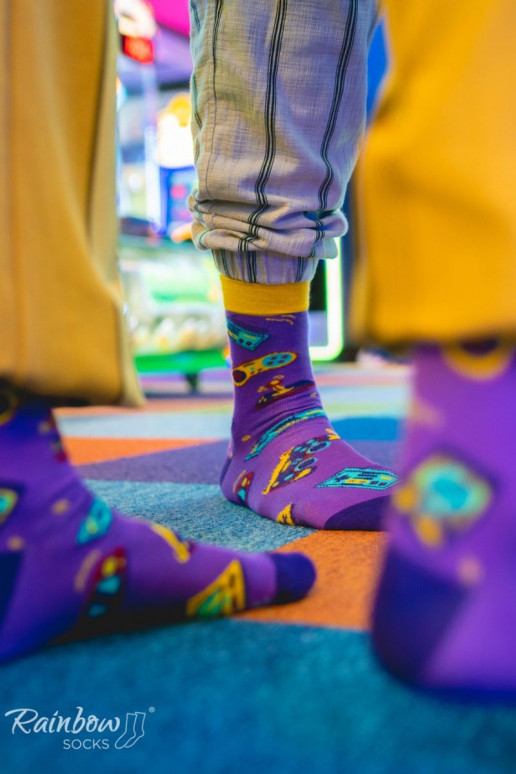 2 pares de calcetines de colores en una caja 2 pares de calcetines de colores en una caja