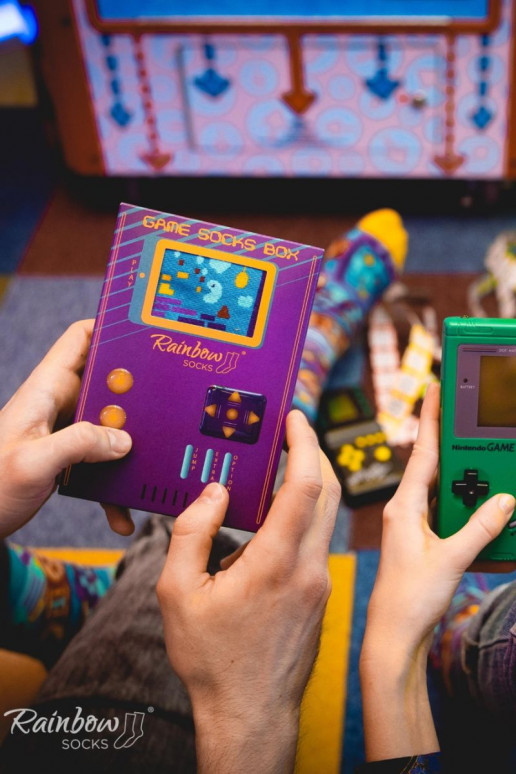 2 pares de calcetines de colores en una caja 2 pares de calcetines de colores en una caja