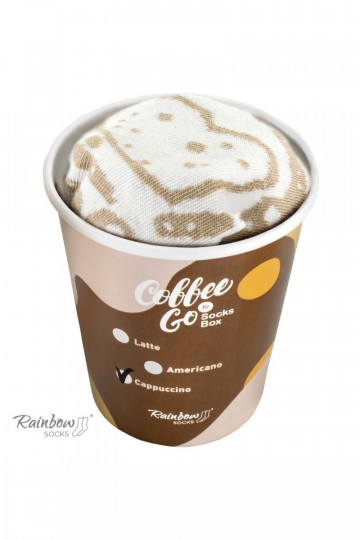 1 par de calcetines de colores color capuchino en una caja