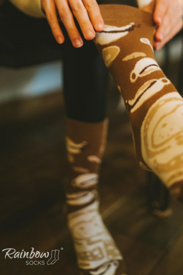 1 par de calcetines de colores color capuchino en una caja 2