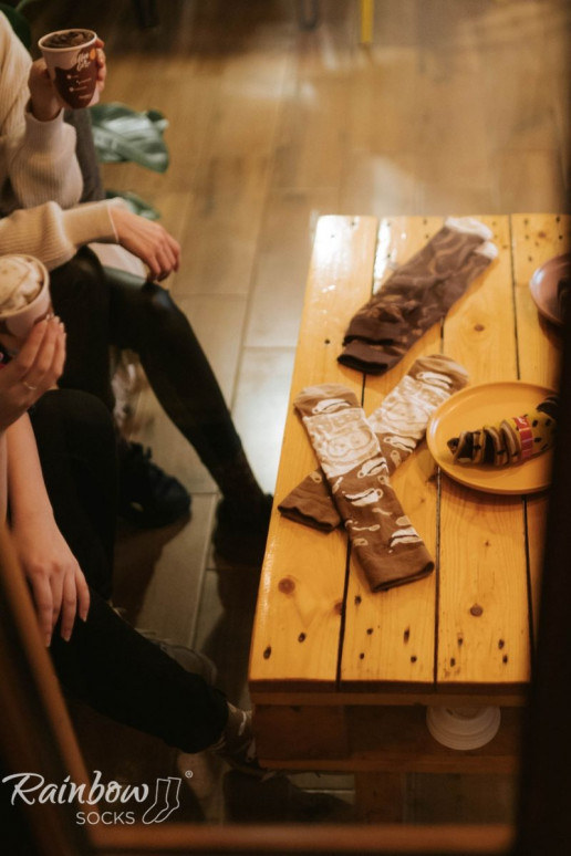 1 par de calcetines de colores color capuchino en una caja 1 par de calcetines de colores color capuchino en una caja