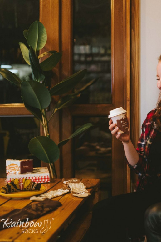 1 par de calcetines de colores color capuchino en una caja 1 par de calcetines de colores color capuchino en una caja