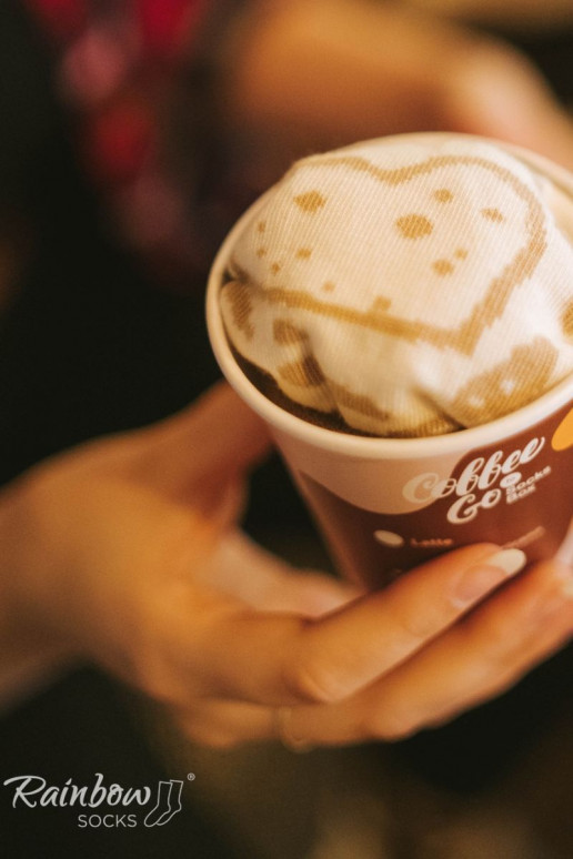 1 par de calcetines de colores color capuchino en una caja 1 par de calcetines de colores color capuchino en una caja