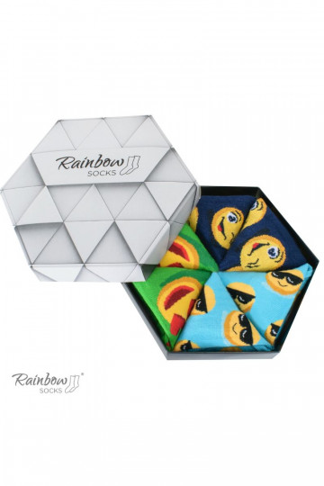 3 pares de calcetines de colores en una caja.