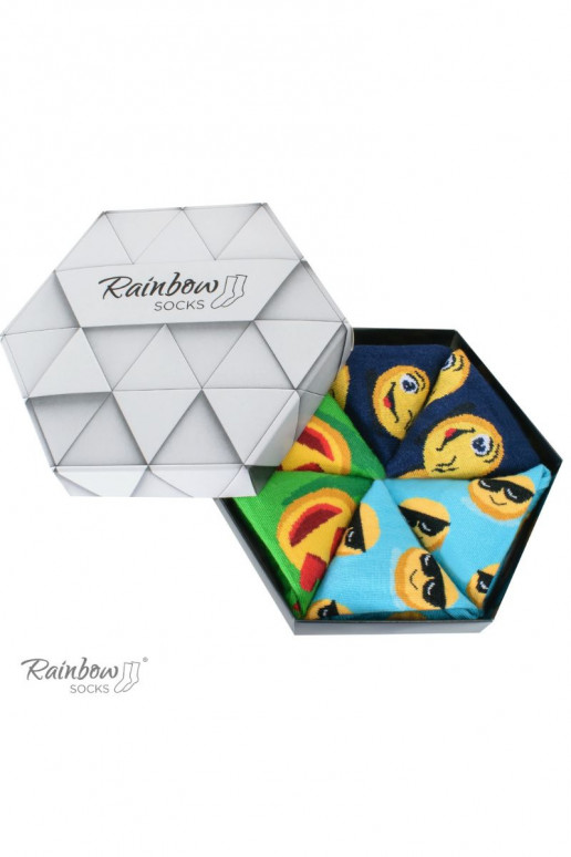 3 pares de calcetines de colores en una caja. 3 pares de calcetines de colores en una caja.