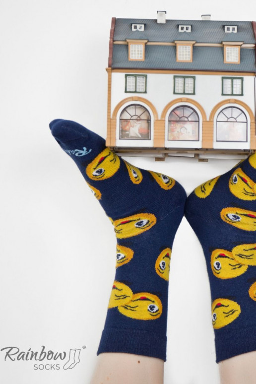 3 pares de calcetines de colores en una caja. 3 pares de calcetines de colores en una caja.