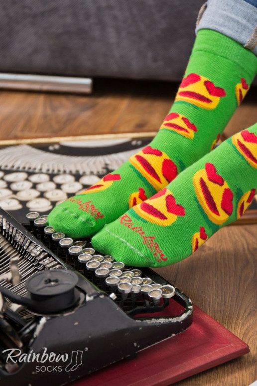 3 pares de calcetines de colores en una caja. 3 pares de calcetines de colores en una caja.