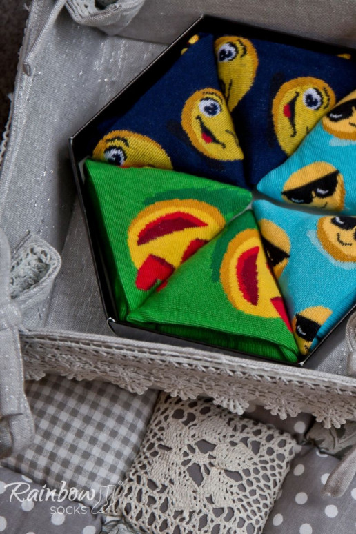 3 pares de calcetines de colores en una caja.