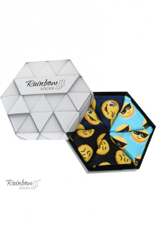 3 pares de calcetines de colores en una caja.