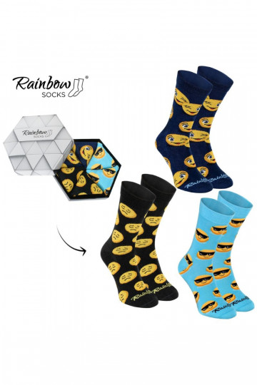 3 pares de calcetines de colores en una caja. 2