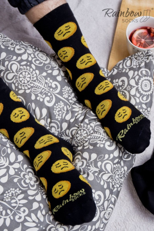 3 pares de calcetines de colores en una caja.