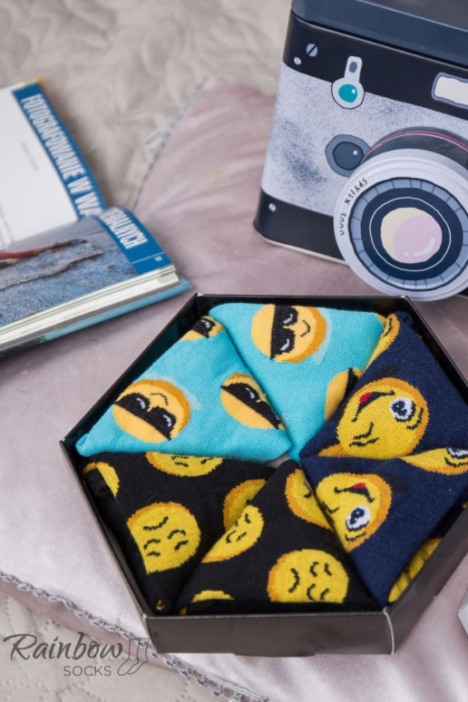 3 pares de calcetines de colores en una caja.