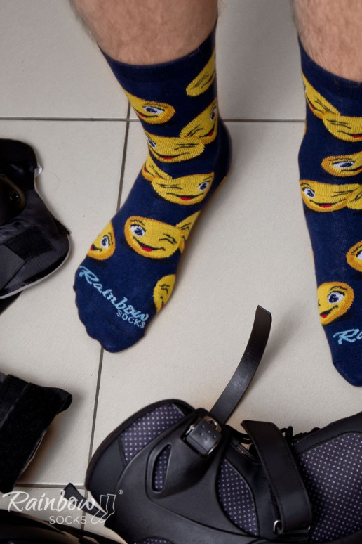 3 pares de calcetines de colores en una caja.