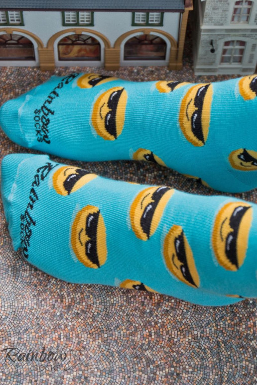 3 pares de calcetines de colores en una caja.