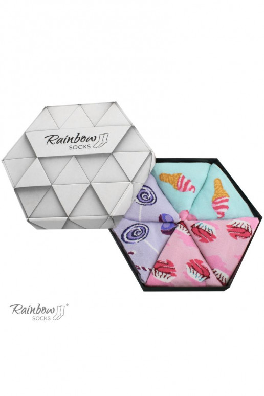 3 pares de calcetines de colores en una caja. 3 pares de calcetines de colores en una caja.