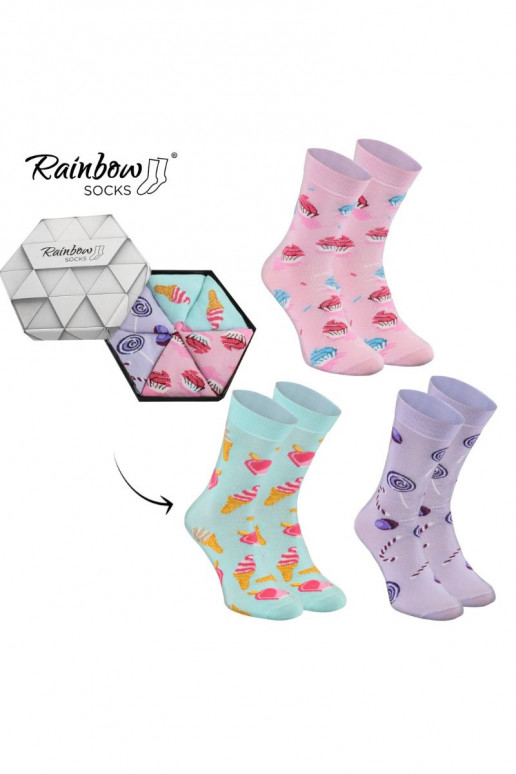 3 pares de calcetines de colores en una caja.