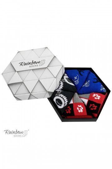 3 pares de calcetines de colores en una caja.