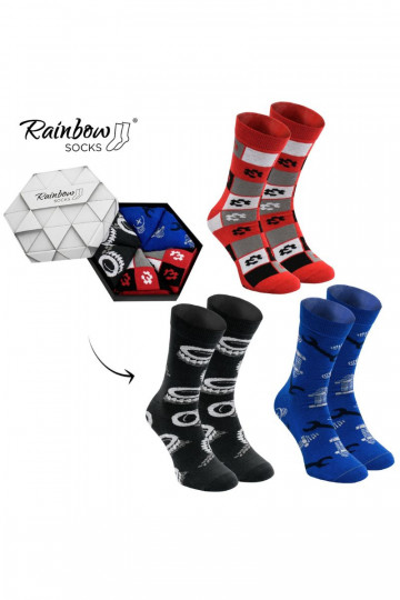3 pares de calcetines de colores en una caja. 2