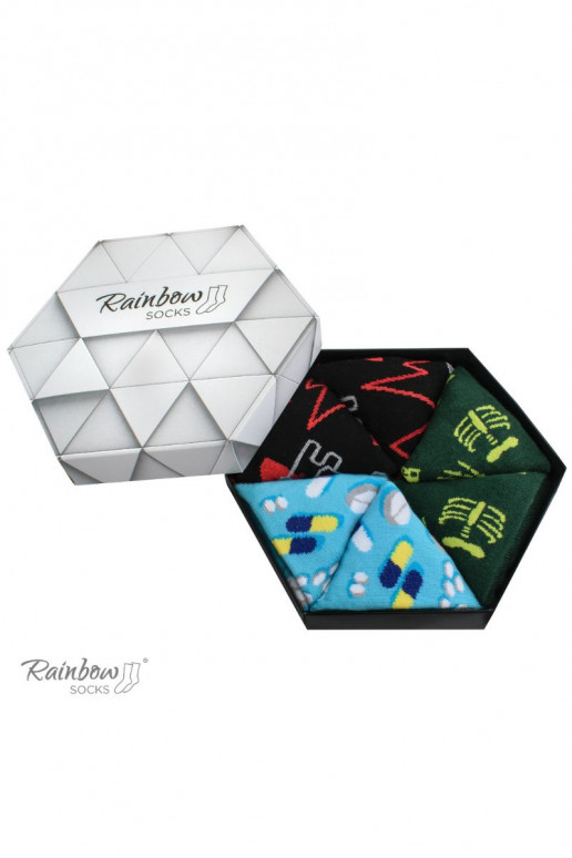 3 pares de calcetines de colores en una caja. 3 pares de calcetines de colores en una caja.