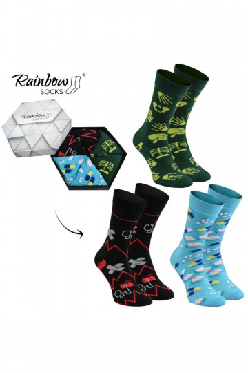 3 pares de calcetines de colores en una caja. 2