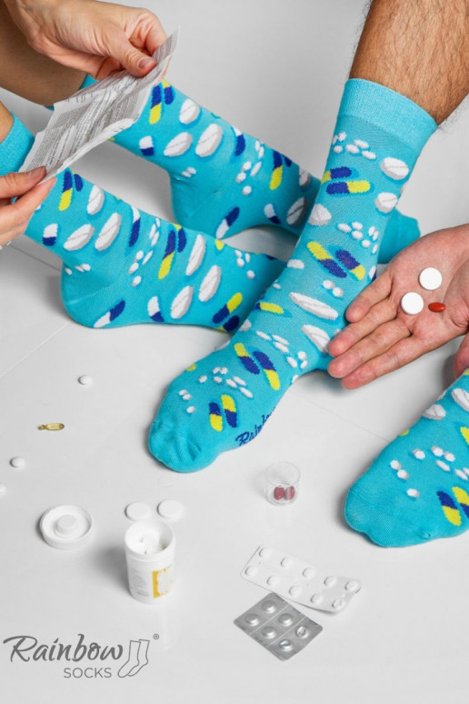 3 pares de calcetines de colores en una caja. 3 pares de calcetines de colores en una caja.