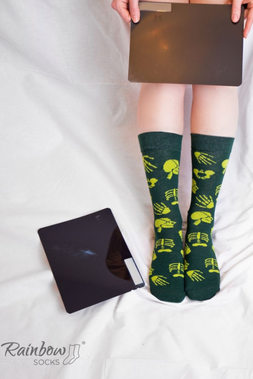 3 pares de calcetines de colores en una caja. 3 pares de calcetines de colores en una caja.