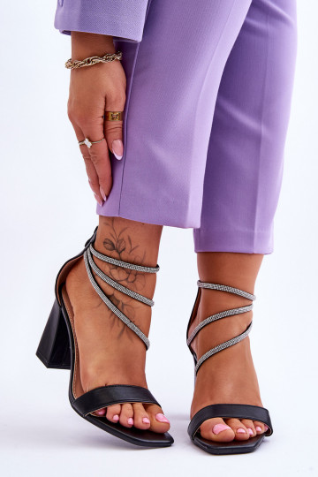 Sandalias de moda con ojos brillantes en color negro Carma.