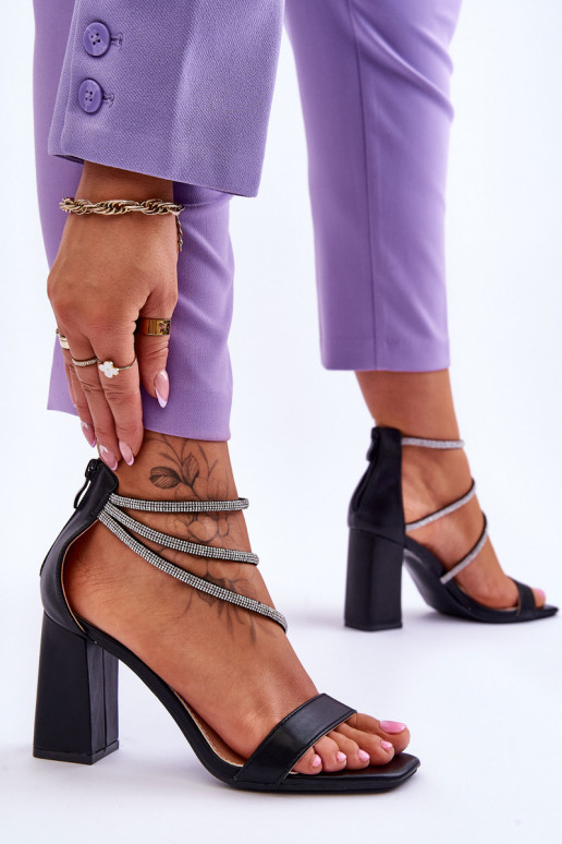Sandalias de moda con ojos brillantes en color negro Carma.