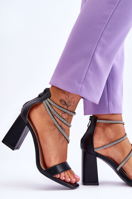 Sandalias de moda con ojos brillantes en color negro Carma.