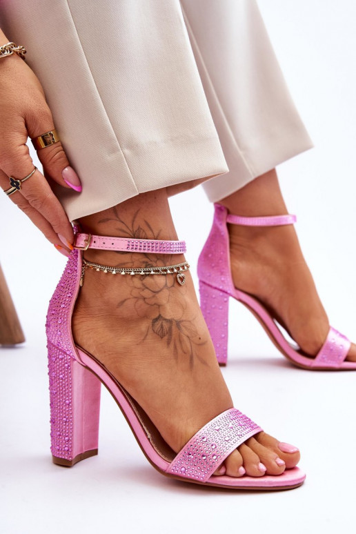 Elegantes sandalias de tacón con ojales brillantes en color rosa Idealistic