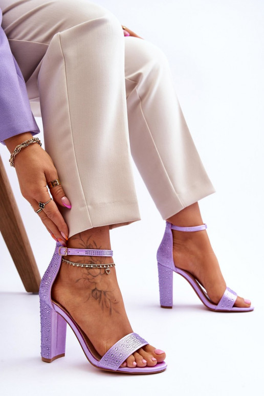 Elegantes sandalias de tacón con ojales brillantes en color Violeta Idealistic