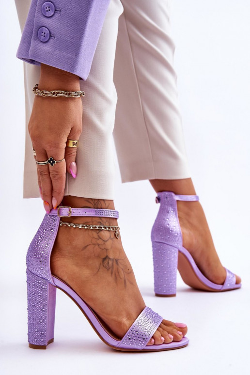 Elegantes sandalias de tacón con ojales brillantes en color Violeta Idealistic