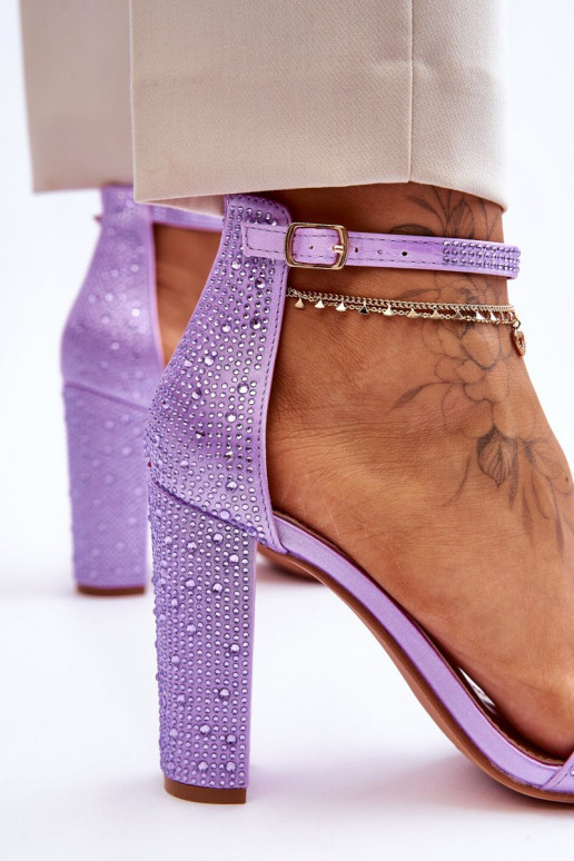 Elegantes sandalias de tacón con ojales brillantes en color Violeta Idealistic
