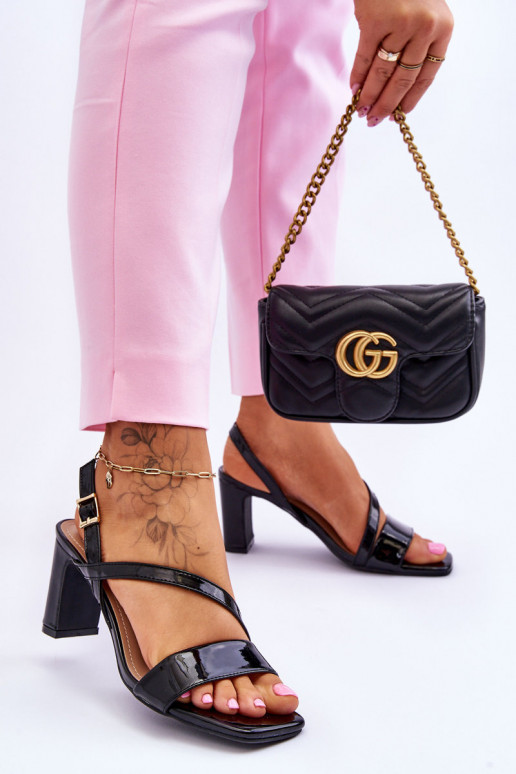 sandalias de tacón con efecto lacado en negro Carrie